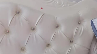 第一次的少女被大鸡巴撑开她紧绷的阴道