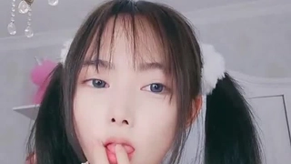 長相甜美身材苗條小美女第二部 床上慢慢脫掉衣服手指扣逼 微毛BB粉嫩很是誘惑喜歡不要錯過